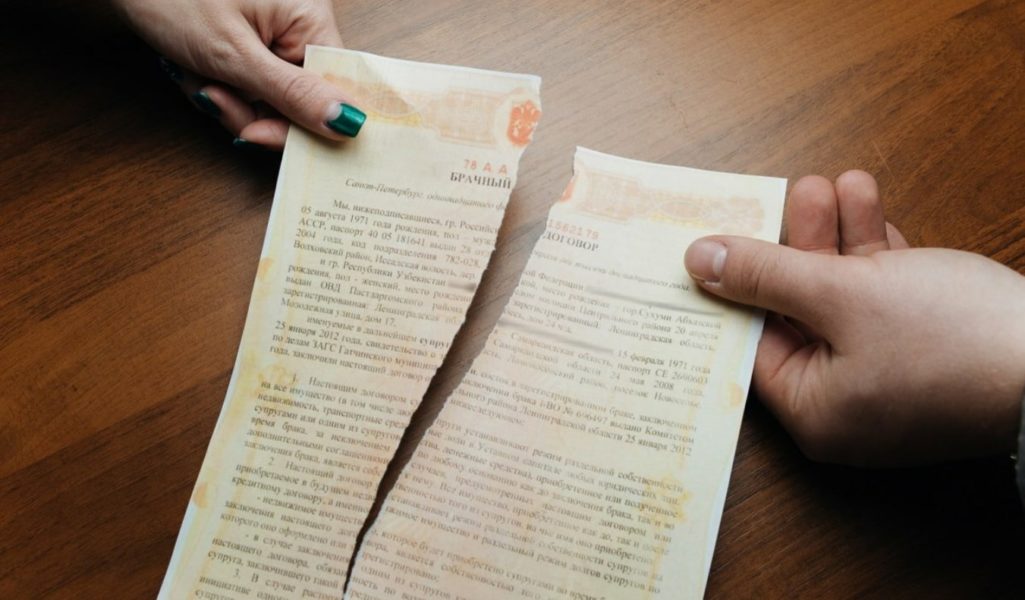 Кому принадлежит ипотечная квартира и какое отношение к нему имеет брачный договор