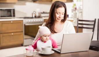 Как взять ипотеку, если заемщик находится в отпуске по уходу за ребенком?