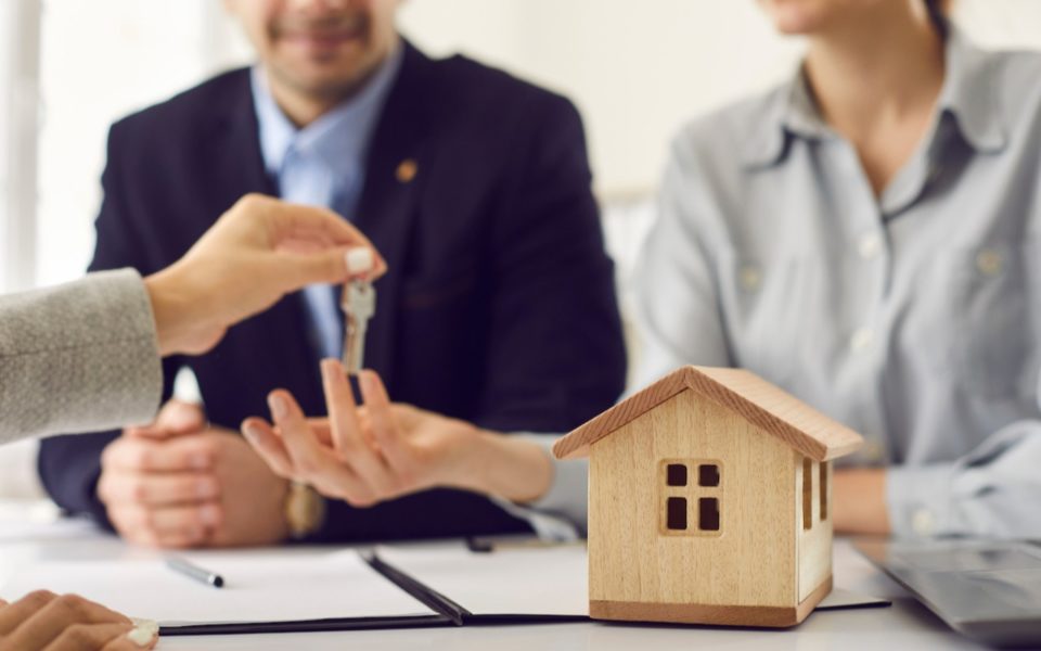 Рассчитаться с продавцом и оформить право собственности