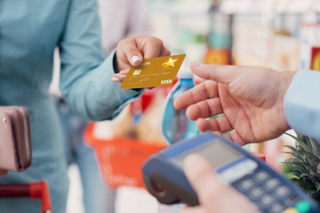 пользоваться кредитной картой