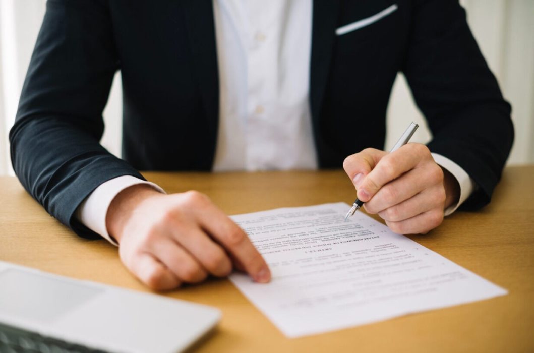 подписывать договор